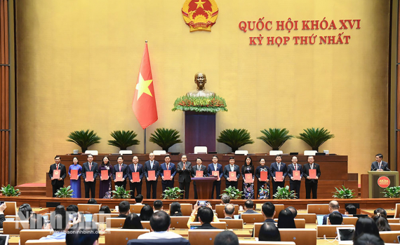 Đồng ch&iacute; Mai Văn Tuất, Ph&oacute; B&iacute; thư Tỉnh ủy, Chủ tịch Ủy ban MTTQ Việt Nam tỉnh được ph&ecirc; chuẩn giữ chức Trưởng Đo&agrave;n đại biểu Quốc hội kh&oacute;a XVI tỉnh Ninh B&igrave;nh