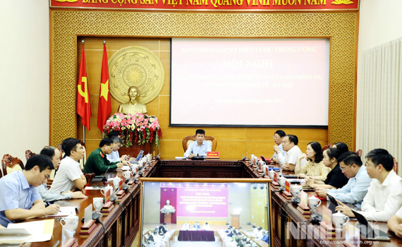 Sơ kết t&igrave;nh h&igrave;nh thực hiện 6 nghị quyết của Bộ Ch&iacute;nh trị về ph&aacute;t triển kinh tế-x&atilde; hội v&agrave; bảo đảm quốc ph&ograve;ng, an ninh