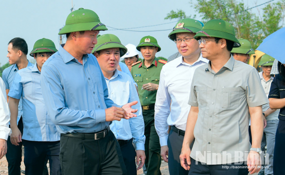 Đồng ch&iacute; B&iacute; thư Tỉnh uỷ Trần Huy Tuấn kiểm tra c&aacute;c tuyến đ&ecirc;, k&egrave; biển trọng điểm của tỉnh