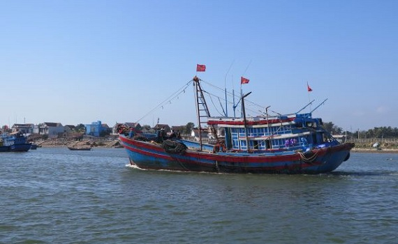 Bất chấp lệnh cấm phi l&yacute; của Trung Quốc, ngư d&acirc;n quyết t&acirc;m vươn khơi