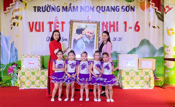 Đồng ch&iacute; B&iacute; thư Tỉnh ủy tặng qu&agrave; Trường Mầm non Quang Sơn nh&acirc;n dịp 1/6