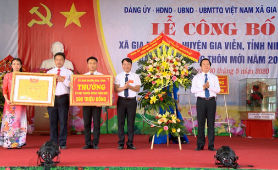 Gia Phương đ&oacute;n bằng c&ocirc;ng nhận x&atilde; đạt chuẩn NTM