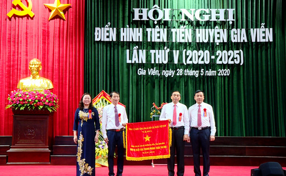 Gia Viễn biểu dương điển h&igrave;nh ti&ecirc;n tiến