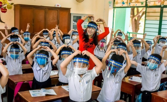 Học sinh đeo tấm chắn giọt bắn: Cần bỏ ngay để bảo vệ thị lực cho trẻ!
