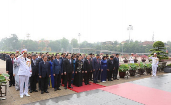 L&atilde;nh đạo Đảng, Nh&agrave; nước, đại biểu Quốc hội v&agrave;o Lăng viếng B&aacute;c