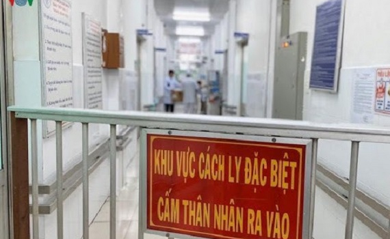 Phi c&ocirc;ng người Anh mắc Covid-19 giảm dần ECMO để tập thở bằng phổi