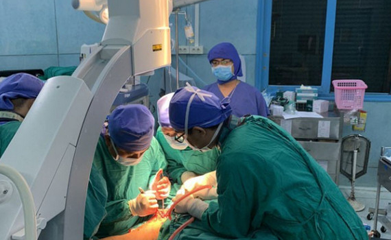 Sức khỏe học sinh bị thương trong vụ c&acirc;y đổ ở s&acirc;n trường đ&atilde; ổn định
