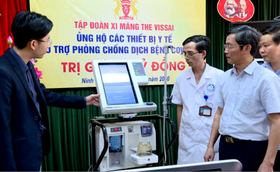 Tập đo&agrave;n xi măng The Vissai b&agrave;n giao thiết bị y tế cho Bệnh viện Đa khoa tỉnh