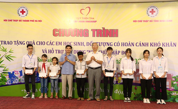 Trao qu&agrave; cho c&aacute;c em học sinh v&agrave; đối tượng gặp kh&oacute; khăn