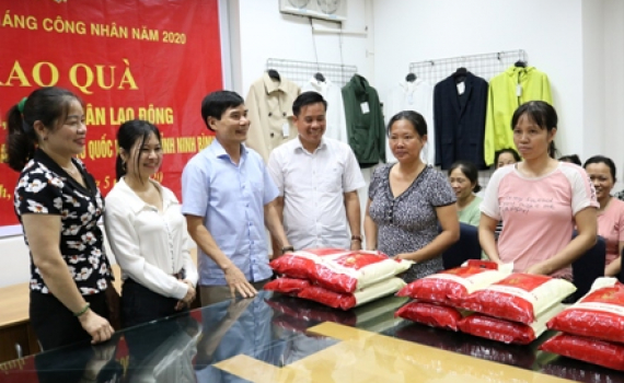 Trao qu&agrave; cho c&ocirc;ng nh&acirc;n lao động c&oacute; ho&agrave;n cảnh kh&oacute; khăn tại huyện Y&ecirc;n Kh&aacute;nh