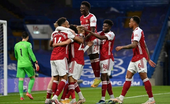 Arsenal bất ngờ quật ng&atilde; Chelsea