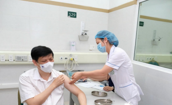 Bộ trưởng Y tế ti&ecirc;m vaccine AstraZeneca ph&ograve;ng COVID-19