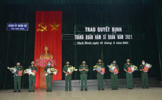 Đảng ủy Qu&acirc;n sự tỉnh trao quyết định thăng qu&acirc;n h&agrave;m sỹ quan năm 2021