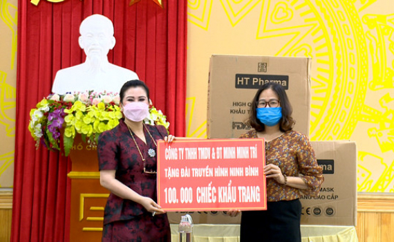 ​​​​Doanh nghiệp trao tặng khẩu trang ph&ograve;ng dịch Covid-19