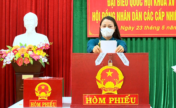 Đồng ch&iacute; B&iacute; thư Tỉnh ủy bỏ phiếu v&agrave; kiểm tra c&ocirc;ng t&aacute;c bầu cử