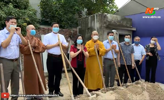 Đồng ch&iacute; B&ugrave;i Mai Hoa dự lễ khởi c&ocirc;ng x&acirc;y dựng nh&agrave; đại đo&agrave;n kết tại Kim Sơn