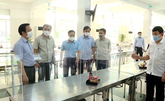 Đồng ch&iacute; Chủ tịch UBND tỉnh kiểm tra c&ocirc;ng t&aacute;c ph&ograve;ng chống dịch COVID-19
