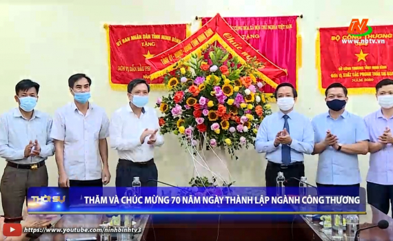 Đồng ch&iacute; Chủ tịch UBND tỉnh thăm, ch&uacute;c mừng 70 năm ng&agrave;y th&agrave;nh lập ng&agrave;nh C&ocirc;ng thương 