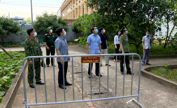 ​​​Đồng ch&iacute; L&ecirc; Hữu Qu&yacute; kiểm tra c&ocirc;ng t&aacute;c ph&ograve;ng dịch Covid-19 tại khu c&aacute;ch ly tập trung