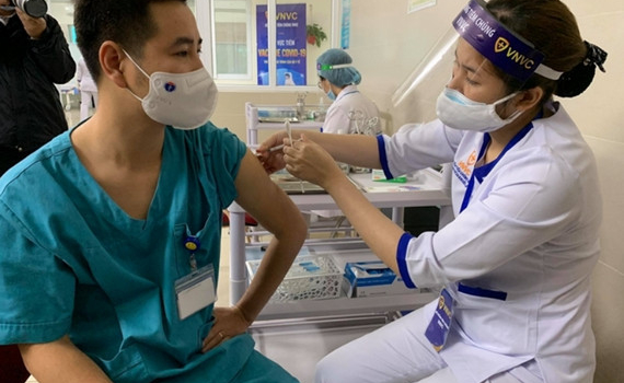 H&agrave; Nội sẽ ti&ecirc;m miễn ph&iacute; vắc xin COVID-19 cho người d&acirc;n từ 18 - 65 tuổi