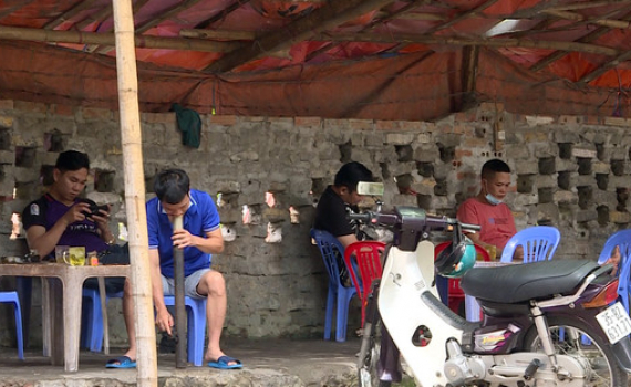 Một bộ phận người d&acirc;n c&ograve;n lơ l&agrave; chủ quan trong ph&ograve;ng chống dịch