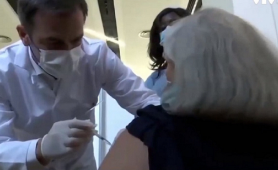 Nhiều nước giảm số ca mắc Covid-19 nhờ ti&ecirc;m vaccine đại tr&agrave;