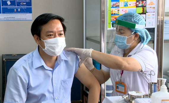 C&aacute;c đồng ch&iacute; th&agrave;nh vi&ecirc;n BCĐ ph&ograve;ng chống dịch bệnh tỉnh ti&ecirc;m vắc xin Covid-19