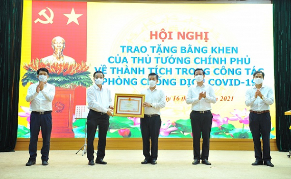 Trao Bằng khen của Thủ tướng Ch&iacute;nh phủ cho tập thể, c&aacute; nh&acirc;n huyện Đ&ocirc;ng Anh