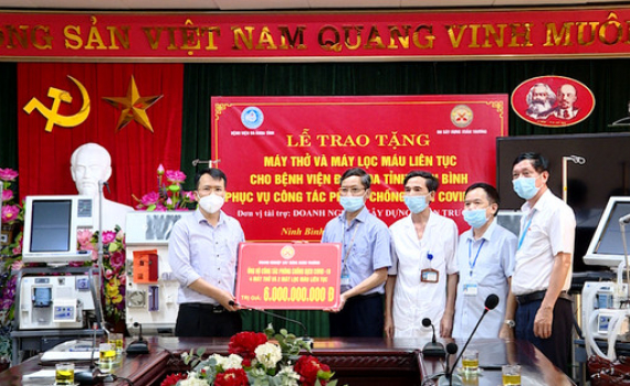 Doanh nghiệp X&acirc;y dựng Xu&acirc;n Trường trao tặng thiết bị y tế ph&ograve;ng Covid - 19 cho Bệnh viện Đa khoa tỉnh