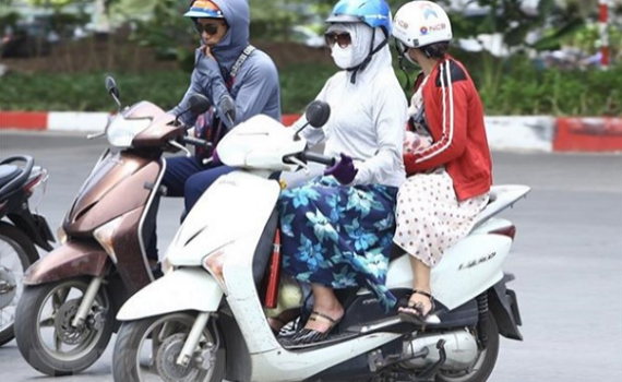 Trung Bộ vẫn duy tr&igrave; nắng n&oacute;ng, c&aacute;c khu vực kh&aacute;c c&oacute; mưa r&agrave;o v&agrave; d&ocirc;ng 