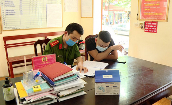 Xử phạt 2 trường hợp kh&ocirc;ng đeo khẩu trang nơi c&ocirc;ng cộng