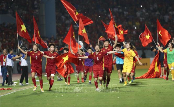 Chủ tịch Nước Nguyễn Xu&acirc;n Ph&uacute;c biểu dương Đội tuyển b&oacute;ng đ&aacute; nữ