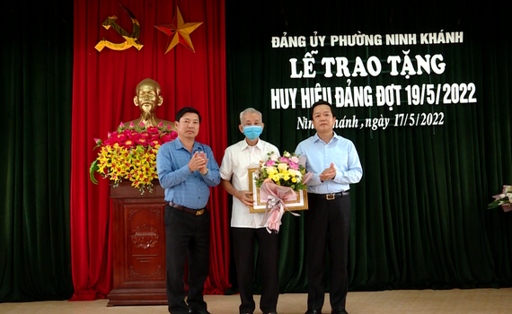 Nhớ B&aacute;c, ơn Đảng khi nhận Huy hiệu Đảng