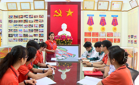 Trường THPT Kim Sơn A điểm s&aacute;ng trong ph&aacute;t triển đảng vi&ecirc;n l&agrave; học sinh