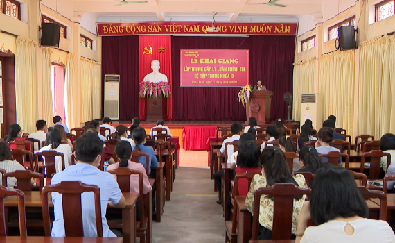 Khai giảng lớp Trung cấp l&yacute; luận ch&iacute;nh trị kh&oacute;a IX năm 2022