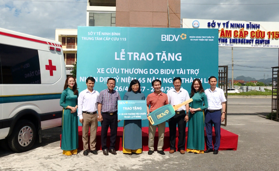 Trao tặng xe cứu thương nh&acirc;n dịp kỷ niệm 65 năm ng&agrave;y th&agrave;nh lập BIDV