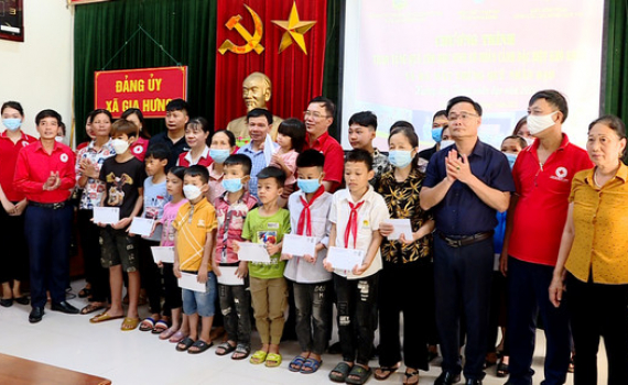 Hội Chữ thập đỏ tỉnh tặng qu&agrave; học sinh c&oacute; ho&agrave;n cảnh đặc biệt kh&oacute; khăn