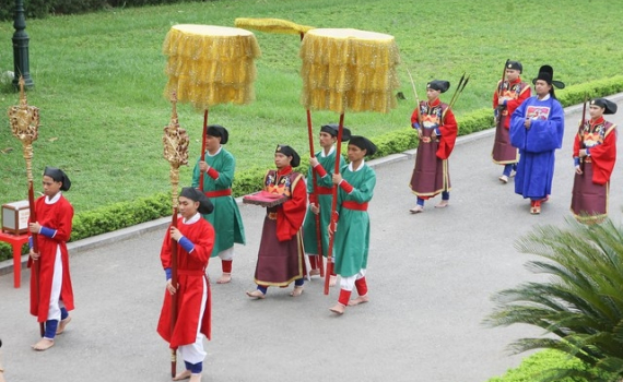 T&aacute;i hiện nghi lễ ban quạt trong cung đ&igrave;nh ng&agrave;y Tết Đoan Ngọ