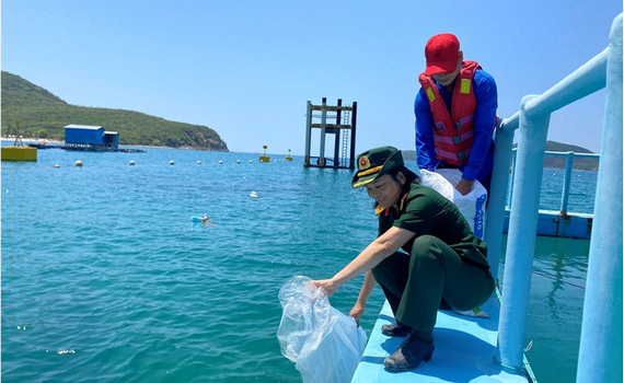 Trung t&acirc;m Nhiệt đới Việt - Nga thả con giống c&aacute; ngựa đen để t&aacute;i tạo nguồn lợi thủy sản