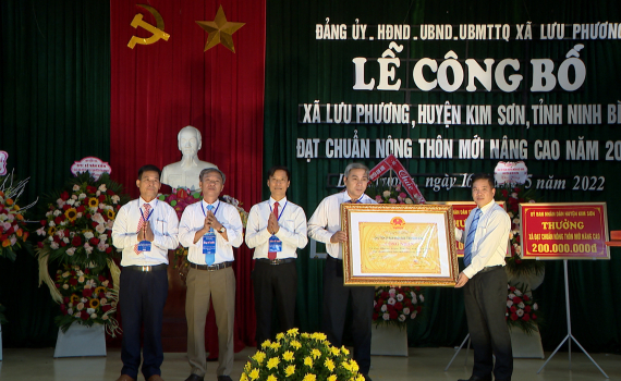 Lưu Phương đ&oacute;n bằng c&ocirc;ng nhận x&atilde; n&ocirc;ng th&ocirc;n mới n&acirc;ng cao