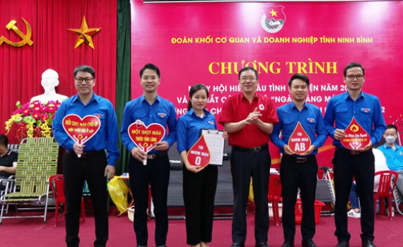 Ng&agrave;y hội hiến m&aacute;u t&igrave;nh nguyện v&agrave; ra mắt CLB &ldquo;Ng&acirc;n h&agrave;ng m&aacute;u sống&rdquo;