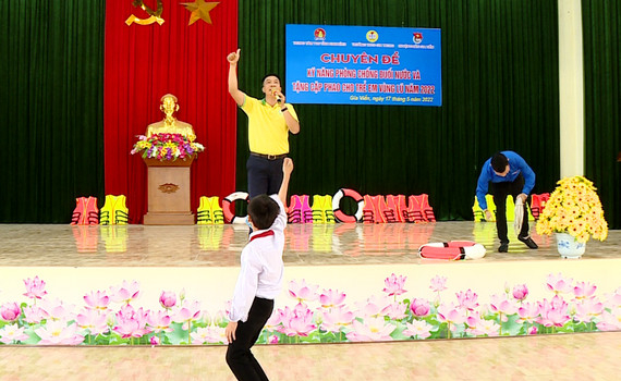 Chuy&ecirc;n đề ph&ograve;ng chống đuối nước cho học sinh v&ugrave;ng lũ tại huyện Gia Viễn năm 2022