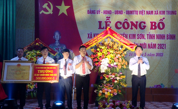 Kim Trung đ&oacute;n bằng c&ocirc;ng nhận x&atilde; đạt chuẩn N&ocirc;ng th&ocirc;n mới