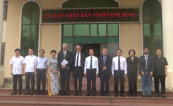 Đồng ch&iacute; Chủ tịch UBND tỉnh Phạm Quang Ngọc tiếp v&agrave; l&agrave;m việc với Đo&agrave;n đại biểu quốc tế
