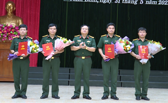 Đảng uỷ Qu&acirc;n sự tỉnh trao quyết định thăng qu&acirc;n h&agrave;m, n&acirc;ng lương sĩ quan năm 2022