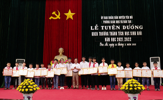 Y&ecirc;n M&ocirc; tuy&ecirc;n dương, khen thưởng th&agrave;nh t&iacute;ch học sinh giỏi