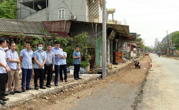 Đồng ch&iacute; Nguyễn Cao Sơn, Ph&oacute; Chủ tịch UBND tỉnh kiểm tra t&igrave;nh h&igrave;nh triển khai thi c&ocirc;ng c&aacute;c dự &aacute;n