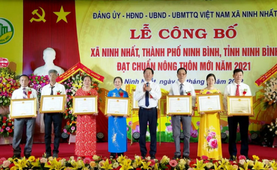 Ninh Nhất đ&oacute;n bằng c&ocirc;ng nhận x&atilde; đạt chuẩn n&ocirc;ng th&ocirc;n mới