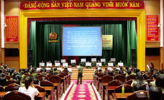 Hội Phụ nữ C&ocirc;ng an tỉnh sinh hoạt ch&iacute;nh trị bằng h&igrave;nh thức Rung chu&ocirc;ng v&agrave;ng