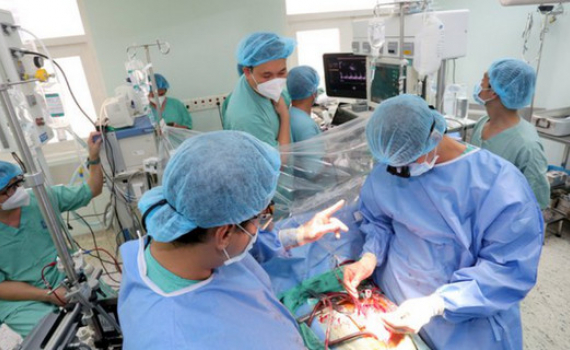 Thực hiện th&agrave;nh c&ocirc;ng ca gh&eacute;p tim xuy&ecirc;n Việt x&aacute;c lập 2 kỷ lục